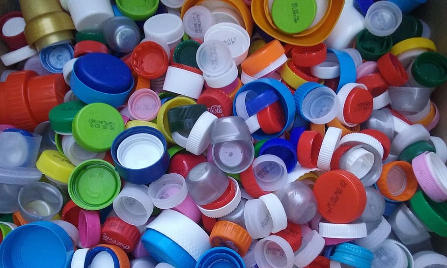 caps, plàstic, col · lecció, multicolor, gran grup d'objectes, marc complet, fons, elecció, abundància, variació, cap gent, natura morta, a l'interior, vista d’angle alt, primer pla, tapa d’ampolla, pila, forma, cercle, directament a sobre, forma geomètrica, 2K