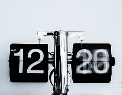 ceas analogic, 12, alb, negru, calendar, oțel inoxidabil, ceas, a.m, timp, număr, timer, semn, nici o persoana, fundal alb, zi, în interior, studio shot, text, a închide, culoare neagră, natură moartă, comunicare, majusculă, spațiu copie, culoare alba, montare pe perete, simplitate, western script, metal, elimina, stil retro, 4K, CC0, domeniu public, fără drepturi de autor