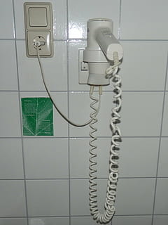 dårlig, fliser, vi er, stikkontakt, støpsel, strømkabel, hårføner, plugget inn, telefon, teknologi, forbindelse, hustelefon, kommunikasjon, innendørs, kabel, veggbyggingsfunksjon, ingen folk, telefonledning, flis, telefonmottaker, gulv, henger, nærbilde, hjemlige rom, baderom, hjem, hvit farge, toalettpapir, 1080P, CC0, offentlig domene, opphavsrett gratis