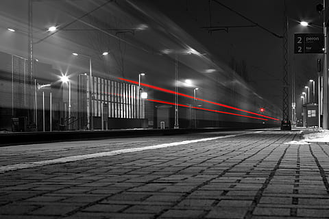 selektiv, Farbfoto, Beton, Ziegel, Zug, der Verkehr, Impuls, Geschwindigkeit, Eisenbahn, Bahnhof, Straße, Transport, Weg, Kommunikation, Nacht-, zündete, Fahrbahn, Reise, schnelles Pferd, die Aussicht auf, Überbau, Oppeln, beleuchtet, öffentliche Verkehrsmittel, Bewegungsunschärfe, Schienenverkehr, Bewegung, Transportmittel, Langzeitbelichtung, die Architektur, Stadt, Lichtanlage, Lichtspur, keine Leute, Zug - Fahrzeug, Bahnsteig, Strassenlicht, draußen, Spur, 5K, CC0, gemeinfrei, lizenzfrei