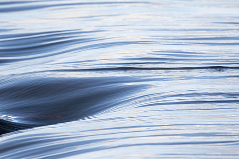 eau, couler, rivière, rapides, bleu, ridée, arrière-plans, plein cadre, texturé, personne, forme d'onde, la nature, abstrait, fermer, beauté dans la nature, mouvement, mer, journée, en plein air, paysages - nature, tranquillité, mouvement flou, vue grand angle, modèle, vague, eau qui coule, écoulement, pureté, 5K, CC0, domaine public, libre de droits