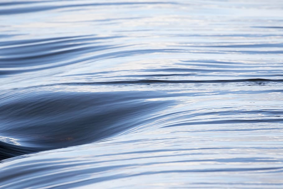 Wasser, fließen, Fluss, Stromschnellen, Blau, gewellt, Hintergründe, Vollbild, texturiert, keine Leute, Wellenmuster, Natur, abstrakt, Nahansicht, Schönheit in der Natur, Bewegung, Meer, Tag, draußen, Szenen - Natur, Ruhe, Bewegungsunschärfe, High Angle View, Muster, Welle, fließendes Wasser, fließend, Reinheit, 5K