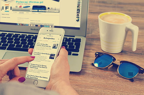 person, ved brug af, iphone, macbook air, arbejdsplads, macbook, computer, bærbar, kontor, medarbejder, forretning, livsstil, kaffe, kop, nyheder, revisor, lancer, iværksætter, æble, Ray Ban, menneskelig hånd, hånd, menneskelig kropsdel, bord, trådløs teknologi, meddelelse, bedrift, en person, teknologi, briller, forbindelse, drikke, indendørs, fokus på forgrunden, krus, bærbar informationsenhed, mad og drikke, finger, 4K, CC0, offentligt domæne, royaltyfrie