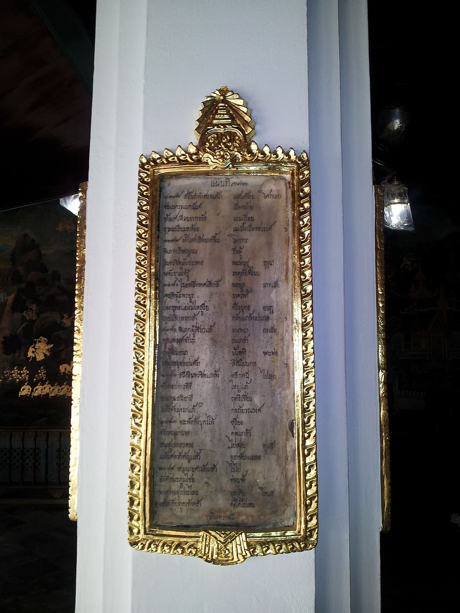 plaketa, chrám, thai, buddhismus, víra, náboženství, duchovno, architektura, stavba, místo uctívání, zlaté barvy, nikdo, uvnitř, text, budova, umění a řemesla, lidské zastoupení, zastoupení, sdělení, řemeslo, tvořivost, sochařství, mužská podobnost, nízký úhel pohledu, architektonický sloup, vyšperkovaný, 2K