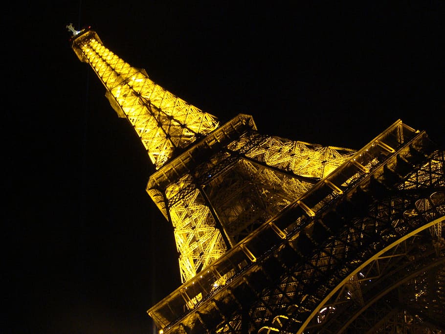 Paris, Eyfel Kulesi, kule, aydınlatma, mimari, gece, ilgi konusu, turizm, anıt, ünlü mekan, Paris, Fransa, Fransa, Avrupa, seyahat, seyahat yerleri, heykel, Sarı, insansız, düşük açılı görünüş, aydınlatılmış, altın renkli, yapılı yapı, gökyüzü, geçmiş, Tarihçe, Kent, dış yapı, doğa, inanç, temsil, Sanat ve zanaat, 2K