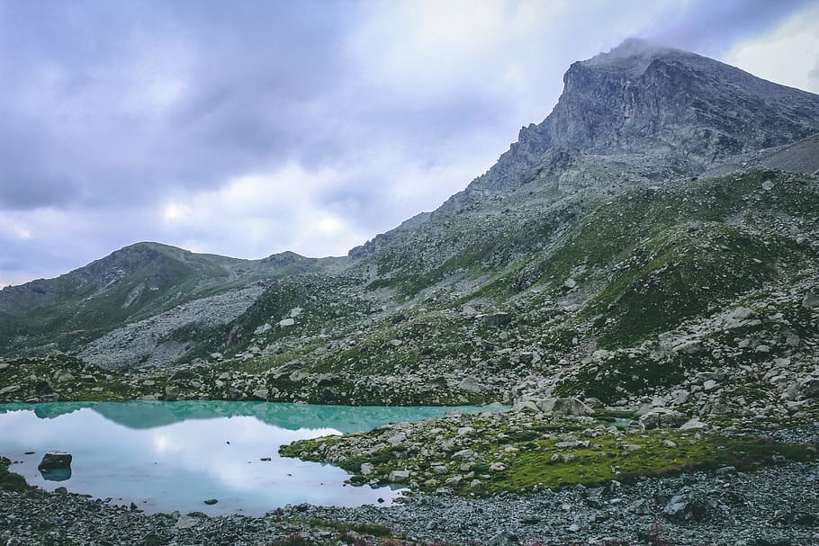 Berg, Karosserie, Wasser, Höhe, Wolken, bewölkter Himmel, Tageslicht, Gras, hoch, See, Landschaft, Bergsee, Gipfel, Berge, Natur, draußen, Reflexionen, Felsen, szenisch, Himmel, Steine, wolke - himmel, Szenen - Natur, Umgebung, Gebirge, Schönheit in der Natur, solide, keine Leute, Rock, Tag, Land, Rock - Objekt, Nadelbaum, 5K