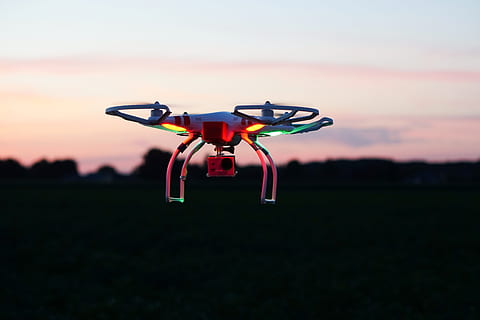 Weiß, dji, Phantom, 3, Standard, mitten im Flug, Drohne, Quadcopter, Hubschrauber, Feld, Landwirtschaft, Kitz, Suche, fliegen, dom, Spielzeuge, Spaß, Höhe, Flug, Luft, in dem, Mais, Weizen, Wolken, Dämmerung, Actioncam, Action-Kamera, Foto, Fotografie, Video, Propeller, Drohnen, basteln, Bastler, Freizeit, Hobby, Modell-, Modellflugzeug, Modell Spielzeug, Innovation, Trend, Himmel, in der Luft, fliegend, Sonnenuntergang, Natur, Kamera - Fotoausrüstung, Medienausstattung, futuristisch, keine Leute, Technologie, Überwachung, Fotografie-Themen, Land, Fokus auf den Vordergrund, Transport, Bewegung, Umgebung, Luftfahrzeug, Luft-und Raumfahrtindustrie, 5K, CC0, gemeinfrei, lizenzfrei