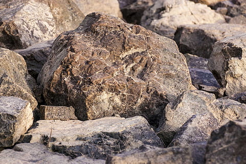 Roche, granit, haute résolution, texture, Matériel, pierre, modèle, surface, Naturel, la nature, extérieur, rugueux, Pierre dure, coloré, gris, énorme rocher, solide, rock - objet, journée, personne, texturé, géologie, formation rocheuse, terre, en plein air, fermer, lumière du soleil, arrière-plans, tranquillité, plein cadre, se concentrer sur le premier plan, pierre - objet, érodé, caillou, 2K, CC0, domaine public, libre de droits