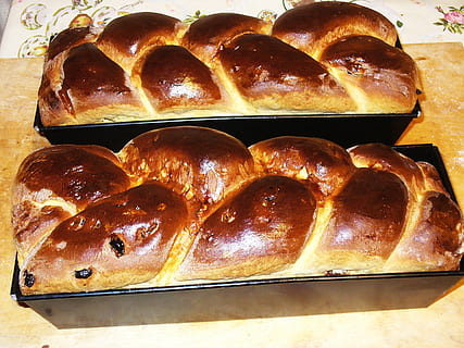 pulla, chałka, leipä, kakku, makea, syöminen, kakut, leivonnaiset, konditoria, ruoka, leipomo, pikkuleipä, makeus, maukas, keittiö, sokeri, rusinat, maku, makea ruokalaji, hiivatulehdus, muotti, leipoa, paistettu, palaa, muffinssi, ruoka ja juoma, tuoreus, lähikuva, ei ihmisiä, asetelma, sisällä, korkea kulma, hyvinvointi, valmis syömään, ruskea, myymälä, terveellinen ruokavalio, hemmottelu, tarjotin, pöytä, ranskalainen ruoka, leivinpaperi, ruokavalioon, välipala, 2K, CC0, public domain, rojaltivapaa