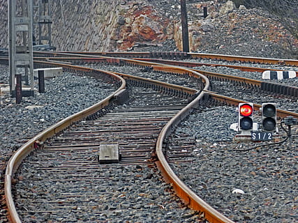 tog, splejsning, trafiklys, pathways, jernbanespor, jernbanetransport, transportmidler, ingen mennesker, dag, tog - køretøj, spore, metal, forbindelse, teknologi, arkitektur, kontrollere, gammel, bygget struktur, udendørs, rød, rør - rør, høj vinkel visning, murbygningsfunktion, kabel, rusten, 4K, CC0, offentligt domæne, royaltyfrie