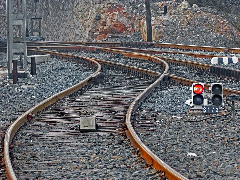 tren, empalmament, semàfor, camins, vies del ferrocarril, transport per ferrocarril, transport, cap gent, dia, tren - vehicle, pista, metall, connexió, tecnologia, arquitectura, control, vell, estructura construïda, a l'aire lliure, vermell, tub de tub, vista d’angle alt, funció de construcció de parets, cable, rovellat, 4K