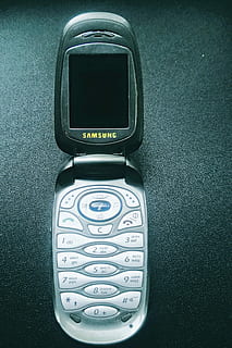 telefon, mobil, elektronik, gammel, samsung, mobil, elektronik, trykknap, digital display, tid, elektrisk udstyr, teknologi, tæt på, nummer, indendørs, meddelelse, kontrollere, transportform, transportmidler, bil, ingen mennesker, direkte over, køretøj interiør, fjernbetjening, tekst, tastatur, høj vinkel visning, motor køretøj, trådløs teknologi, nøjagtighed, 2K, CC0, offentligt domæne, royaltyfrie