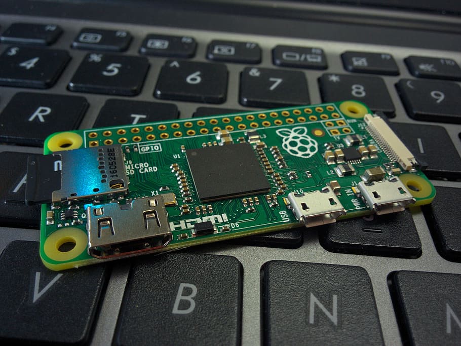 Himbeer-Pi, Null, Linux, Tafel, Himbeer-pi, Null, Computer, Komponente, Prozessor, Mikroschaltung, Chip, ultraklein, Leiterplatte, Computerchip, Technologie, Elektronik-Industrie, Hauptplatine, Computerausrüstung, Verbindung, Computerteil, Kommunikation, Laptop, keine Leute, Computer Tastatur, kabellose Technologie, Industrie, drinnen, Nahansicht, Tastatur, Nummer, Ausrüstung, Komplexität, modern, Computerschlüssel, elektrische Ausrüstung, Vernetzung, 2K