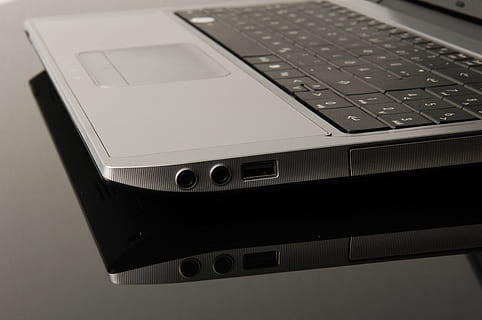 ordenador portátil, cuaderno, computadora, tecnología, tecnología inalámbrica, comunicación, conexión, equipo de computadora, teclado, adentro, dispositivo de información portátil, Internet, de cerca, nadie, Red de computadoras, portabilidad, vista de alto ángulo, naturaleza muerta, de color negro, cable USB, equipo eléctrico, 4K, CC0, dominio público, libre de derechos