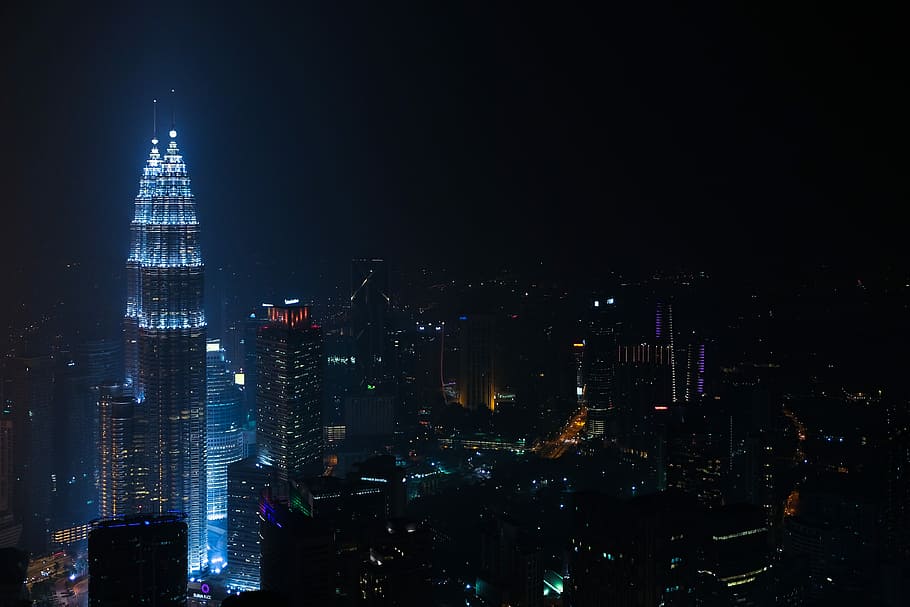 nero, bianca, costruzione, notte, bianco e nero, edificio bianco, di notte, grattacielo, skyline urbano, paesaggio urbano, architettura, scena urbana, illuminato, Torre, distretto del centro, posto famoso, esterno dell'edificio, struttura costruita, città, edificio per uffici, crepuscolo, attività commerciale, moderno, buio, destinazioni di viaggio, edificio per uffici esterno, paesaggio, cielo, alto - alto, nessuno, quartiere residenziale, distretto finanziario, all'aperto, vita notturna, guglia, governo, 4K