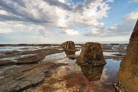 braun, Felsformation, umgeben, Wasser, Karosserie, Reflexion, Meer, Rock, Schwimmbad, Rockpool, Gezeitenpool, Ozean, Gezeiten, Tide, Ufer, Küste, Pilon, Wolke, Himmel, wolke - himmel, Schönheit in der Natur, Strand, ruhige Szene, Ruhe, Szenen - Natur, Land, solide, Natur, Rock - Objekt, keine Leute, Nicht-städtische Szene, Horizont über Wasser, Horizont, draußen, 5K, CC0, gemeinfrei, lizenzfrei