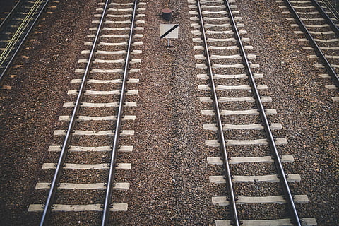 čtyři, způsobem železnice, značení, čtyři způsoby, železnice, železniční trať, přeprava, vlak, ocel, cestovat, kov, železniční dopravy, nikdo, detail, dráha, vysoký úhel pohledu, den, směr, silnice, vzor, cesta vpřed, venku, Příroda, štěrk, způsob dopravy, veřejná doprava, podepsat, ulice, paralelní, 2K, CC0, veřejná doména, bez autorských práv
