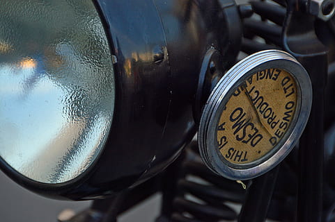 mesin, lampu, hitam, timer lama, logam, instrumen, sepeda motor, merapatkan, komunikasi, tidak ada orang, teks, bergaya retro, fokus pada latar depan, di luar rumah, antik, angkutan, masih hidup, hari, sejarah, kendaraan darat, moda transportasi, mobil, refleksi, jumlah, berwarna perak, ekonomi, 2K, CC0, domain publik, bebas royalti