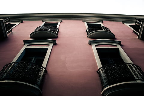 berwarna merah muda, putih, beton, bangunan, siang hari, sudut rendah, foto, merah, buka windows, Arsitektur, tidak ada orang, arsitektur dan bangunan, jendela, eksterior bangunan, struktur yang dibangun, gambar berwarna, tua, di luar rumah, merapatkan, tampilan sudut rendah, langit, hari, distrik perumahan, langit cerah, pola, kota, sejarah, rumah, alam, masa lalu, menyalin ruang, hiasan, 5K, CC0, domain publik, bebas royalti