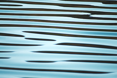 abstrakt, bølge ripple baggrund, lavet, vand, Vermont, tæt på, fotografering, mønster, blå, baggrunde, afspejling, krusning, piblede, tekstureret, natur, stribet, fuld ramme, ingen mennesker, bølgebryder, skygge, dag, høj vinkel visning, design, udendørs, metal, sollys, gentagelse, palmblad, fokusere på skygge, 4K, CC0, offentligt domæne, royaltyfrie
