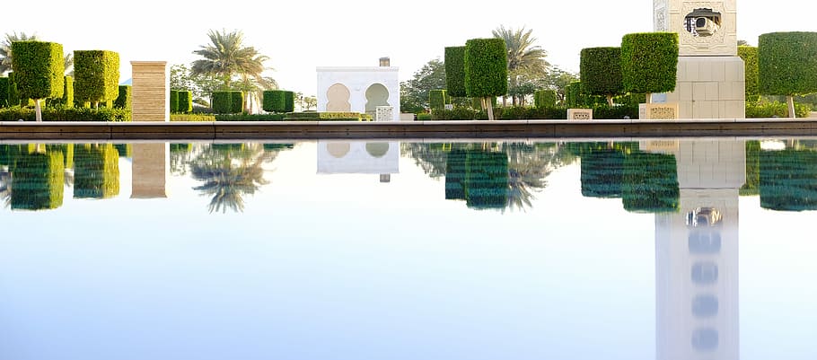 Schwimmbad, See, Wasser, Reflexion, Baum, Buchse, die Architektur, gebaute Struktur, Gebäudehülle, Pflanze, Himmel, Natur, Reiseziele, Stadt, keine Leute, Tag, draußen, Gebäude, klarer Himmel, Reise, Luxus, reflektierender Pool, Bürogebäude außen, 5K