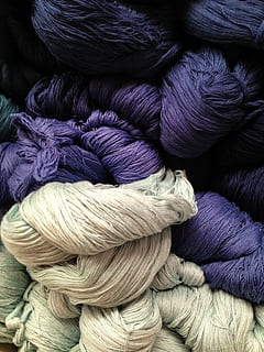 cinzento, roxa, fios, foto, azul, bege, lote de discussão, fio, fio roxo, construir, colorida, têxtil, material, tear, roupas, artesão, artesanal, chiapa, México, lã, quadro completo, origens, arte e Artesanato, ninguém, novelo de lã, ainda vida, dentro de casa, fechar-se, grande grupo de objetos, visão de alto ângulo, escolha, criatividade, multi colorido, suavidade, variação, 2K, CC0, domínio público, royalty free