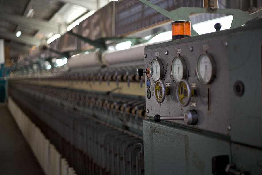 detall, teler, creswick wool mill, selectiu, focalitzar la fotografia, industrial, màquina, durant el dia, marcar, interior, primer pla, tecnologia, a l'interior, panell de control, en fila, indústria, control, cap gent, equipament, enfocament selectiu, fàbrica, negocis, fabricació d’equips, generació de combustible i energia, maquinària, arquitectura, il·luminat, part de la màquina, seguretat, metall, linea de producció, Font d'alimentació, 5K