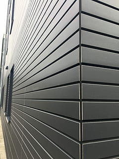 estructura, paret, ratlles, fons, patró, hotel, tuttlingen, edifici, arquitectura, Alemanya, gris, cap gent, primer pla, marc complet, textura, estructura construïda, dia, repetició, funció de construcció de parets, a l'interior, finestra, metall, llum solar, en fila, modern, color plata, 4K, CC0, domini públic, lliure de regalies