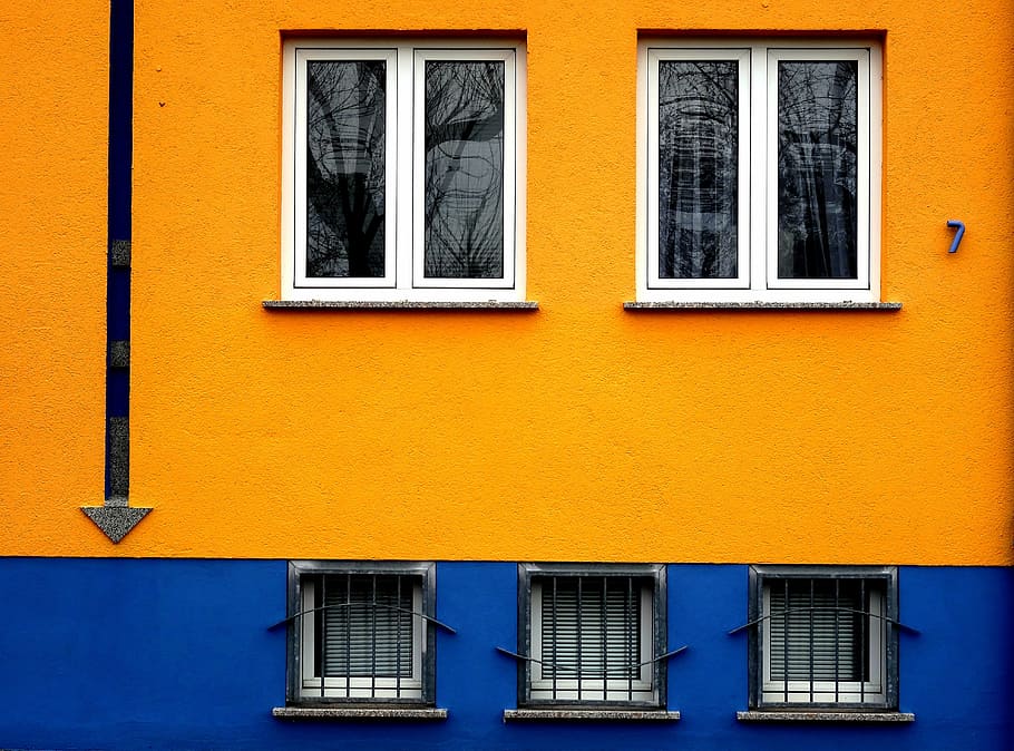 dos, clar, vidre, lliscant, finestres, blanc, marcs, casa, edifici, finestra, façana, arquitectura, color, blau, groc, paret, patró, exterior de l'edifici, estructura construïda, a l'aire lliure, marc complet, dia, cap gent, barri residencial, funció de construcció de parets, vista d’angle baix, ciutat, costat a costat, color taronja, tancat, fons, multicolor, marc de finestra, 5K