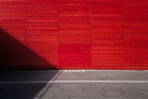 Červené, beton, zeď, během dne, textura, vzor, výstup, metafora, minimalistický, budova, vnější, den, nikdo, venku, architektura, stavba, nástěnný prvek, cihlový, cihlová zeď, pěšina, exteriér budovy, město, slunečního světla, podlaha, Zavřeno, bezpečnost, přeprava, bezpečnostní, kachličková podlaha, garáž, 4K, CC0, veřejná doména, bez autorských práv