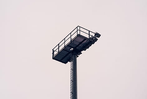 Basso, foto ad angolo, nero, torre di metallo, giorno, verme, fotografia di vista, post di metallo, Torre, struttura, luci, proiettore, stadio, copia spazio, nessuno, cielo, architettura, Inquadratura dal basso, struttura costruita, cielo sereno, metallo, natura, all'aperto, tecnologia, sviluppo, ritagliare, girato in studio, alto - alto, industria di costruzioni, scala, singolo oggetto, 1080P, CC0, dominio pubblico, privo di copyright