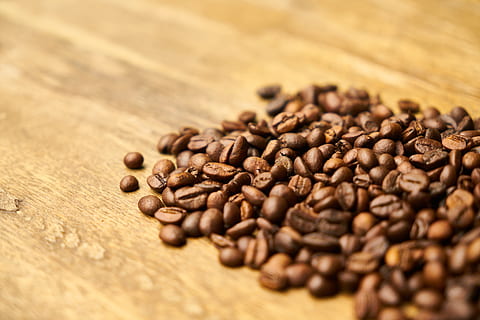 llavor, nucli, macro, cafè, cafeïna, alimentació saludable, perfumat, menjar, fresc, cafeteria, primer pla, begudes, foto, colombia, espresso, fotografia, foto de menjar, cappuccino, fons, bon dia, nutrició, al matí, marró, taula, despertar, cuina, fusta, latte, restaurant, menjar i beguda, cafè - beguda, gra de cafè torrat, torrat, beure, enfocament selectiu, gran grup d'objectes, frescor, cap gent, material de fusta, refresc, a l'interior, natura morta, efecte texturat, 5K, CC0, domini públic, lliure de regalies