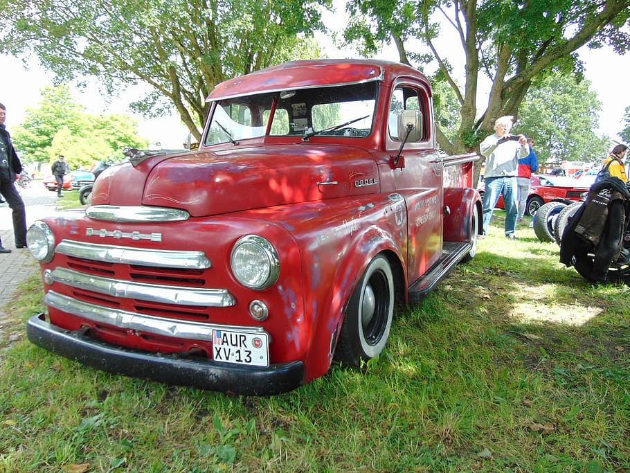 Oldtimer, klassisch, frisiertes Auto, rot, Auto, Tag, draußen, altmodisch, Baum, Transportmittel, Landfahrzeug, Kraftfahrzeug, Transport, Pflanze, Natur, zufällige Menschen, Gras, stationär, Land, Feld, Retro-Stil, Sonnenlicht, ruiniert, 5K
