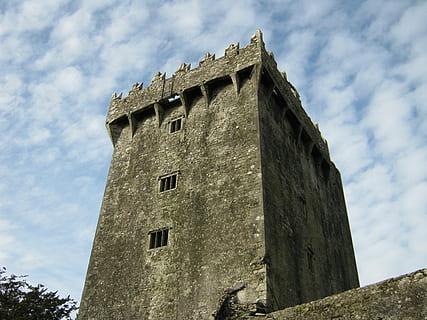 mantenir, castell, arquitectura, edifici, cel, atracció, referència, torre, viatjar, història, medieval, cultura, turista, patrimoni, visites turístiques, tradicional, històric, fortalesa, estructura construïda, vista d’angle baix, exterior de l'edifici, naturalesa, núvol - cel, el passat, cap gent, dia, vell, a l'aire lliure, fort, paret, finestra, muralla fortificada, paret de pedra, 2K, CC0, domini públic, lliure de regalies