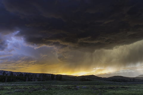 bjerg, grå, skyer, tordenvejr, solnedgang, himmel, regn, storm, mørk, vejr, orange, udendørs, cloudscape, lyn, landskab, horisont, naturskøn, bakker, sky - himmel, skønhed i naturen, scenics - natur, miljø, ingen mennesker, natur, dramatisk himmel, ro, rolig scene, storm sky, jord, magt i naturen, bjergkæde, plante, ildevarslende, 1080P, CC0, offentligt domæne, royaltyfrie