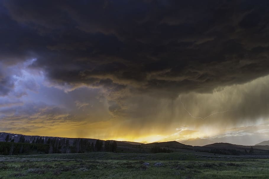 bjerg, grå, skyer, tordenvejr, solnedgang, himmel, regn, storm, mørk, vejr, orange, udendørs, cloudscape, lyn, landskab, horisont, naturskøn, bakker, sky - himmel, skønhed i naturen, scenics - natur, miljø, ingen mennesker, natur, dramatisk himmel, ro, rolig scene, storm sky, jord, magt i naturen, bjergkæde, plante, ildevarslende, 1080P