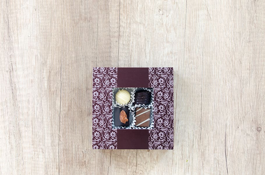 menjar, fusta, amor, art, assortit, assortiment, fons, en blanc, Caixa, marró, pastissos, caramels, xocolata, cacau, col · lecció, color, confecció, pastisseria, decoració, deliciós, disseny, postres, regal, feliç, cor, nutrició, roure, retro, romàntic, rústic, berenar, sucre, dolç, dolços, taula, saborós, textura, vista superior, Sant Valentí, vintage, paret, blanc, directament a sobre, material de fusta, a l'interior, natura morta, vista d’angle alt, cap gent, joieria, forma, còpia espai, tir de l'estudi, primer pla, creativitat, menjar i beguda, arranjament, celebració, festa, 5K