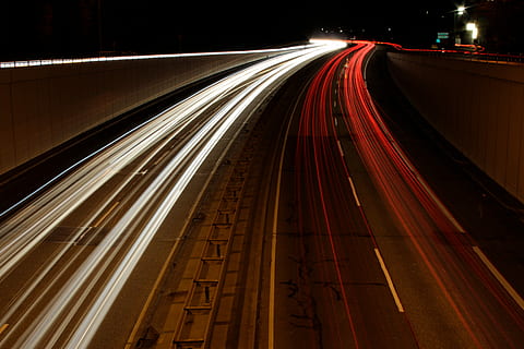 photographie accélérée, la photographie, trafic, la vitesse, nuit, transport, rue, Autoroute, voiture, mouvement flou, scène urbaine, mouvement, route, autoroute à voies multiples, longue exposition, illuminé, crépuscule, véhicule terrestre, mode de transport, la vie en ville, Feu arrière, éclairage public, Voyage, ville, conduite, paysage urbain, phare, foncé, architecture, sentier lumineux, rouge, matériel d'éclairage, personne, lumière - phénomène naturel, abstrait, lumière de véhicule, 5K, CC0, domaine public, libre de droits