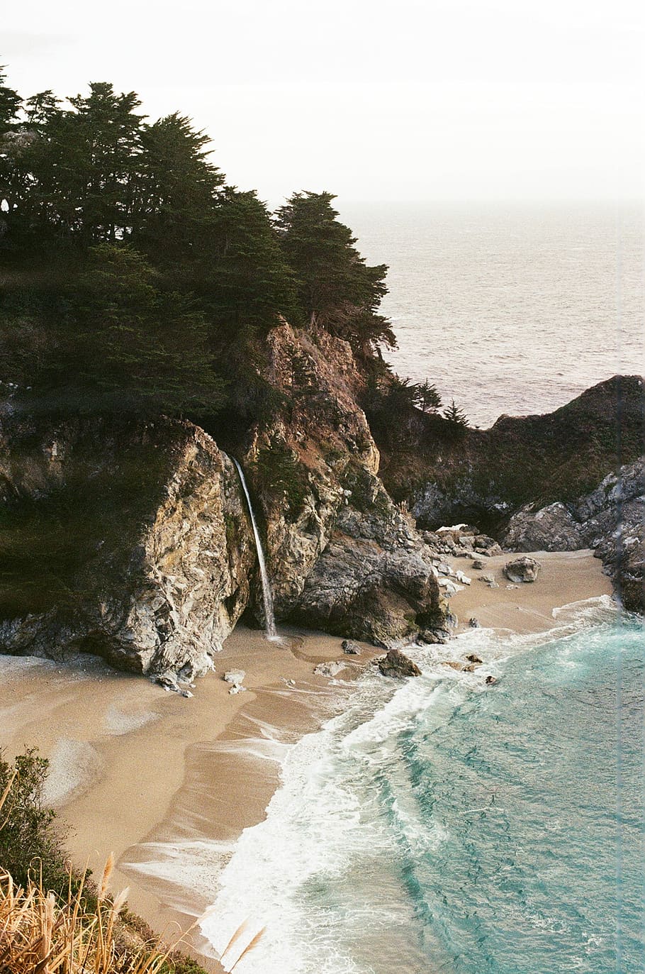 cos, aigua, al costat, formacions rocoses, muntanya de roca, cascada, oceà, Riba, arbre, bosc, onada, sorra, cau mcway, big sur, pel·lícula, mar, terra, bellesa a la natura, escenics - natura, moviment, platja, naturalesa, cel, surf, esport aquàtic, rock, dia, planta, esport, rock - object, a l'aire lliure, aigua que flueix, que flueix, poder a la natura, 2K