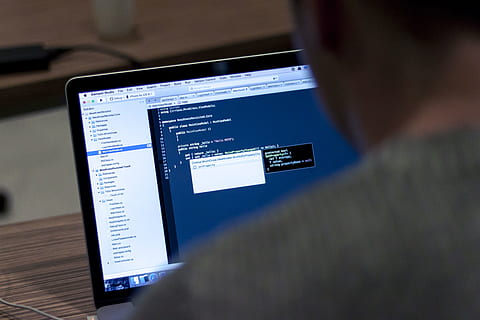 mand, ved brug af, bærbar computer, laptop arbejde, bærbar, computer, teknologi, notesbog, trådløs, moderne, person, skærm, meddelelse, trådløs teknologi, forbindelse, indendørs, selektiv fokusering, forretning, internet, digital tablet, computer netværk, bærbarhed, tæt på, mennesker, bruger computer, computerskærm, bagfra, bekvemmelighed, over skulderet, økonomi, 4K, CC0, offentligt domæne, royaltyfrie