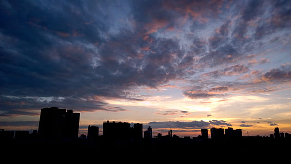 nuvem, céu, o vento da noite, exterior do edifício, cidade, arquitetura, nuvem - céu, estrutura construída, por do sol, paisagem urbana, horizonte urbano, construção, panorama, vida urbana, natureza, ninguém, Distrito residencial, céu dramático, silhueta, arranha-céu, crepúsculo, exterior do prédio de escritórios, ao ar livre, Sombrio, moderno, 8K, CC0, domínio público, royalty free