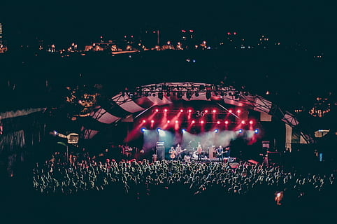 maschio, bande, l'esecuzione, stadio di fronte, persone, ore notturne, in scena, di fronte, notte, grande gruppo di persone, folla, affollato, evento, gruppo di persone, cultura artistica e intrattenimento, persone reali, illuminato, prestazione, vista dall'alto, pubblico, architettura, godimento, musica, palcoscenico, luce - fenomeno naturale, vita notturna, attrezzatura per l'illuminazione, attività di svago, Festival musicale, luce, eccitazione, Festival, concerto di musica popolare, spettatore, 2K, CC0, dominio pubblico, privo di copyright