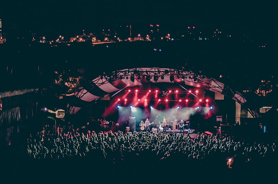 maschio, bande, l'esecuzione, stadio di fronte, persone, ore notturne, in scena, di fronte, notte, grande gruppo di persone, folla, affollato, evento, gruppo di persone, cultura artistica e intrattenimento, persone reali, illuminato, prestazione, vista dall'alto, pubblico, architettura, godimento, musica, palcoscenico, luce - fenomeno naturale, vita notturna, attrezzatura per l'illuminazione, attività di svago, Festival musicale, luce, eccitazione, Festival, concerto di musica popolare, spettatore, 2K