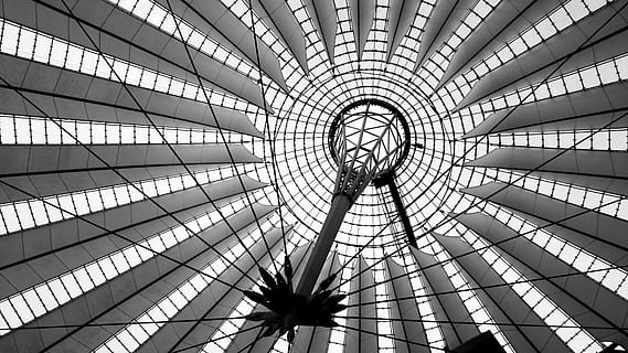 gråskalfotografi, byggnad, arkitekturdesign, arkitektur, design, strukturera, konstruktion, ljus, vit, arkitekt, mönster, tak, byggd struktur, inomhus, form, lågvinkelvy, geometrisk form, cirkel, inget folk, kupol, bakgrunder, dag, full ram, solljus, glas - material, arkitektonisk funktion, modern, takfönster, direkt nedanför, koncentrisk, arkitektur och konst, 4K, CC0, offentligt domän, royaltyfria