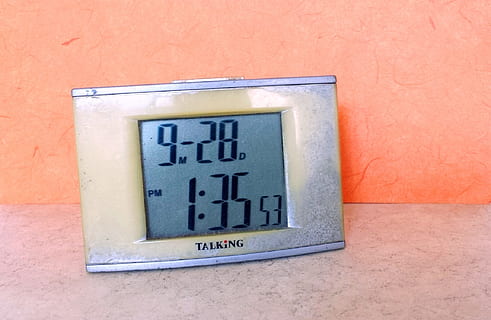 Tischuhr, Uhr, Zeit, Alarm, retro, Stunde, Minute, Antiquität, Wecker, klassisch, Morgen, aufwachen, warnen, zweite, Stil, schlafen, Frist, analog, Silber-, Orange, Farbe, Nummer, Countdown, Wandbau - Funktion, keine Leute, Text, Kommunikation, einzelnes Objekt, westliche Schrift, die Architektur, orange Farbe, gebaute Struktur, drinnen, Nahansicht, Blau, Wand, Messinstrument, Tag, Messgerät - Messinstrument, Mann gemacht, 1080P, CC0, gemeinfrei, lizenzfrei