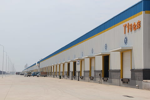 magazzino, grande, simpatico, architettura, esterno dell'edificio, struttura costruita, cielo, costruzione, cielo sereno, di fila, natura, nessuno, giorno, copia spazio, Entrata, all'aperto, stanza domestica, città, luce del sole, attività commerciale, prospettiva decrescente, porta, 5K, CC0, dominio pubblico, privo di copyright