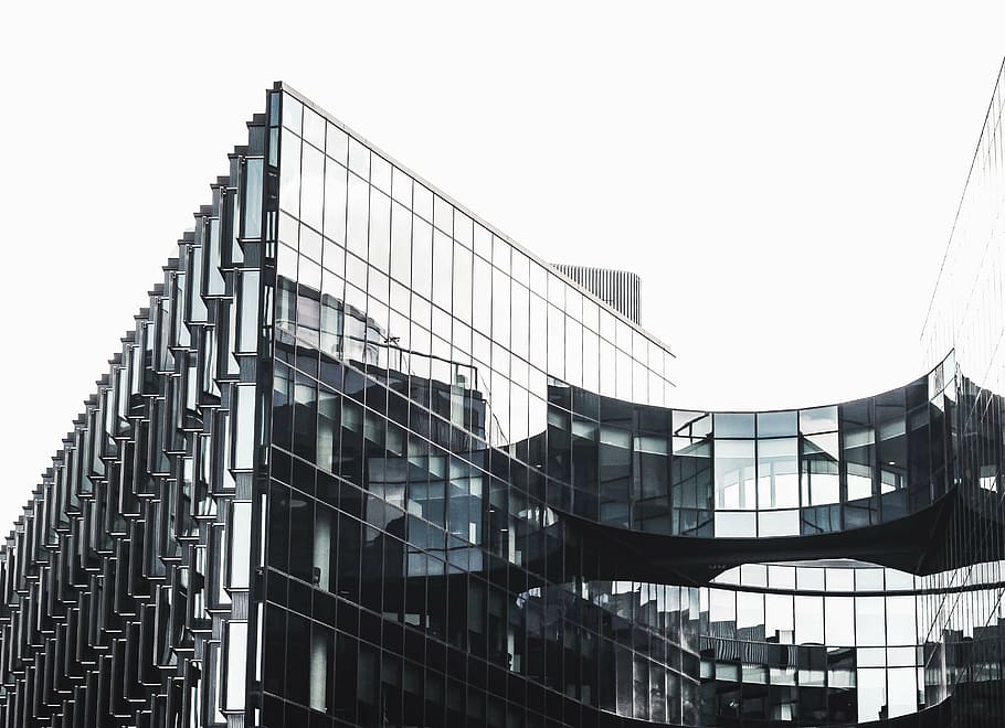 baix, fotografia d'angle, construcció de mur cortina, edifici, estructura, cel, infraestructura, finestra, establiment, hotel, ciutat, urbà, arquitectura, art, vidre, blanc i negre, exterior de l'edifici, estructura construïda, acer, a l'aire lliure, gratacels, modern, cap gent, vista d’angle baix, cel clar, naturalesa, dia, vidre - material, exterior d’edifici d’oficines, indústria, oficina, còpia espai, industria de la construcció, 2K