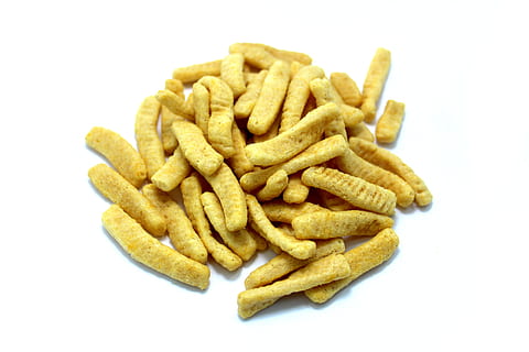 Chip, knackig, Pack, Snack, Schüssel, Terrine, isoliert, Haufen, Pfeffer, Scheibe, Teller, gebraten, köstlich, Weiß, ungesund, fetthaltig, Diät, bereit, Gelb, hell, Orange, Kalorien, Becken, gewellt, Beschneidungspfad, Müll, Gemüse, Essen, lecker, Keramik, Vitamin, Nein, Schnitt, gießen, gesalzen, Zutat, golden, Hintergrund, frisch, würzig, Paket, Lebensmittel, schnell, Studioaufnahme, weißer Hintergrund, Pommes frittes, drinnen, fertig für den Verzehr, Nahansicht, Kartoffel, zubereitete Kartoffel, Fast Food, Stillleben, Essen und Trinken, keine Leute, ungesunde Ernährung, ausgeschnitten, Frische, große gruppe von gegenständen, Komfort Essen, 2K, CC0, gemeinfrei, lizenzfrei