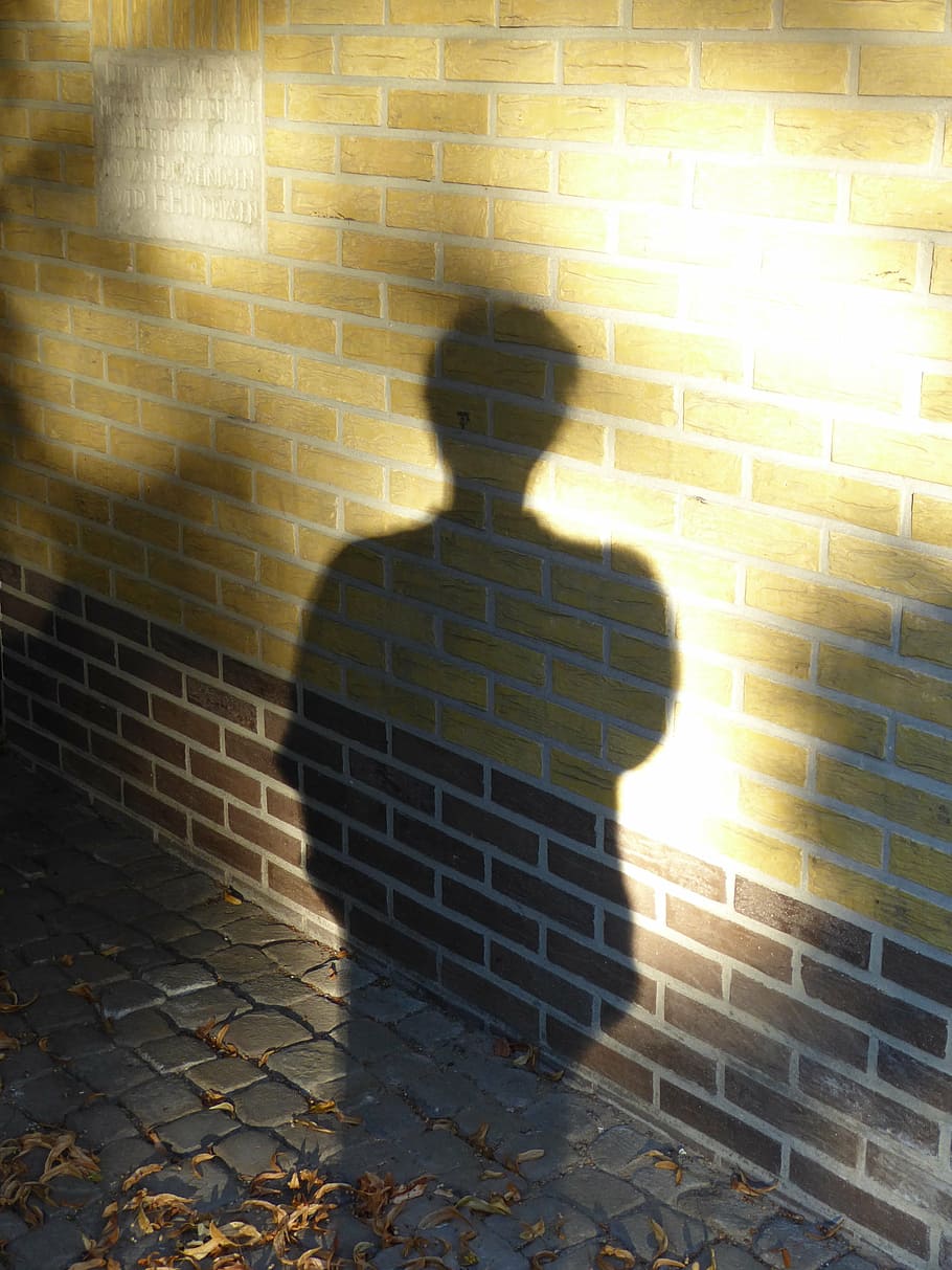 skygge, figur, sollys, rigtige mennesker, en person, livsstil, murbygningsfunktion, væg, natur, bygget struktur, fokusere på skygge, arkitektur, udendørs, mursten, fritidsaktivitet, gade, dag, by, stående, murstens væg, 4K