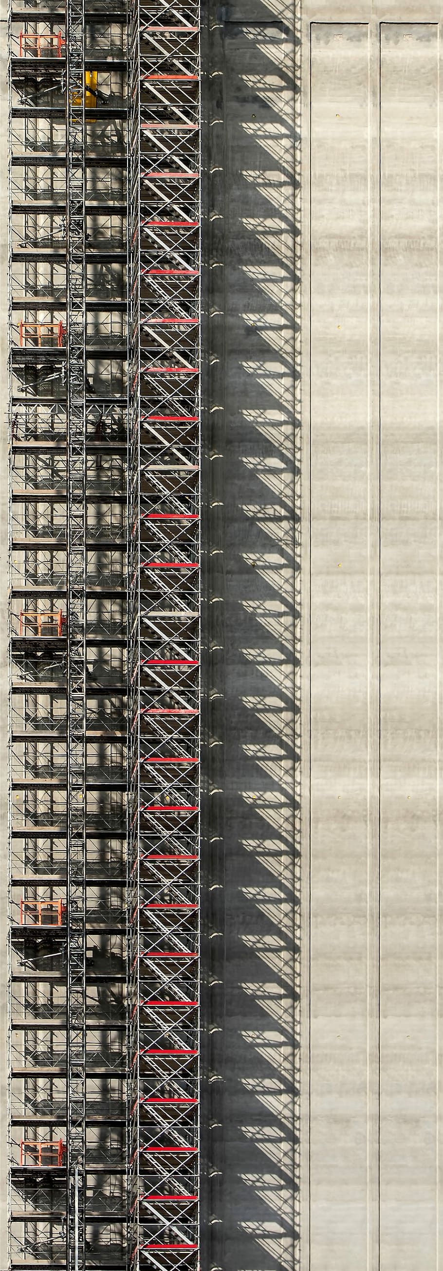 aèria, fotografia, gris, bastides d'acer, vermell, torre de metall, durant el dia, construcció, ombra, edifici, ascensor, resum, concret, bastides, treballadors, suïssa, zurich, repetició, tub, sitja, cap gent, metall, a l'interior, patró, marc complet, fons, dia, indústria, arquitectura, gran grup d'objectes, primer pla, estructura construïda, textura, abundància, en fila, costat a costat, acer, ferro - metall, aliatge, 8K